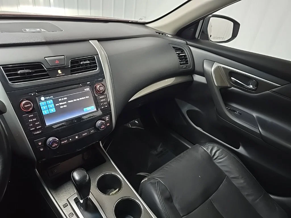 Used 2015 Red Nissan 3.5 SL image 27