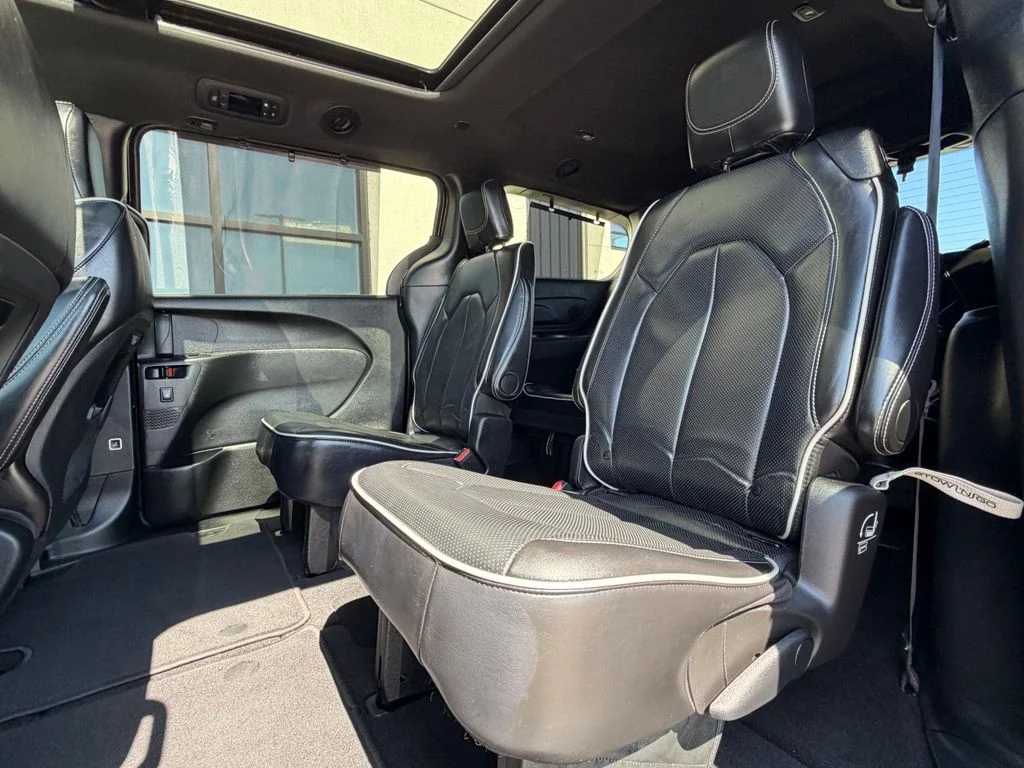 Used 2025 Black Chrysler Limited image 23