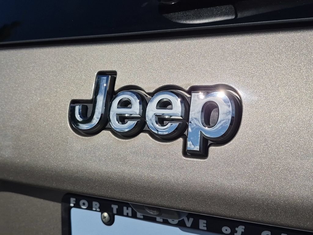 Used 2020 Light Brownstone Pearlcoat Jeep Latitude Plus image 24