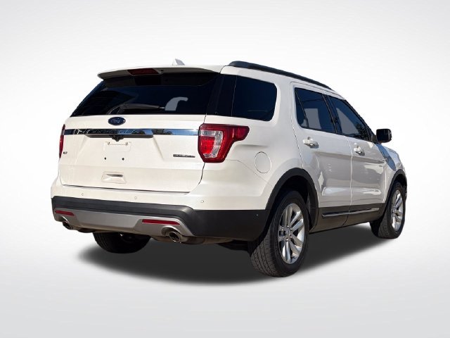 Used 2016 White Platinum Clearcoat Metallic Ford XLT image 40