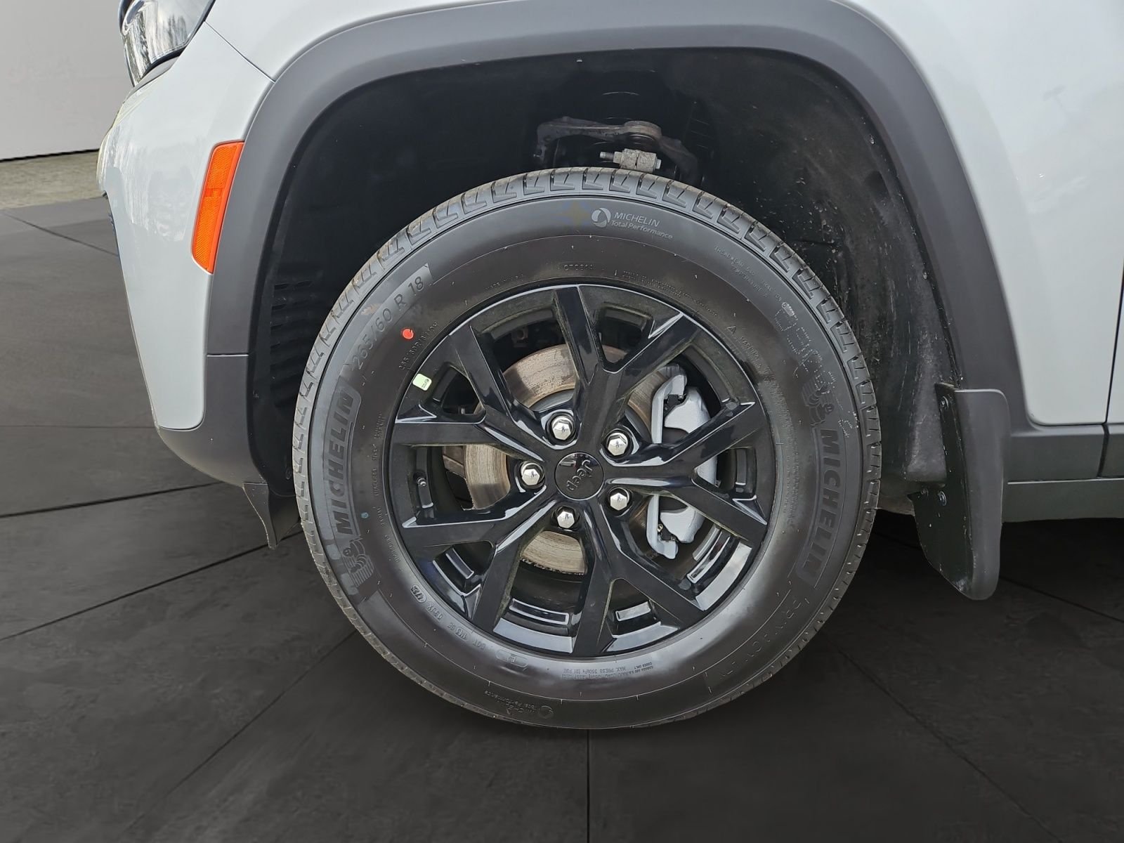 New 2026 Silver Zynith Exterior Paint Jeep Altitude image 14