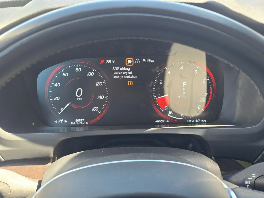 Used 2019 White Volvo T6 Momentum image 22