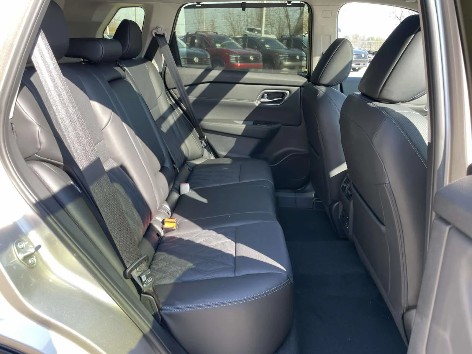 New 2026 Champagne Silver Metallic/Super Black Nissan Platinum image 21