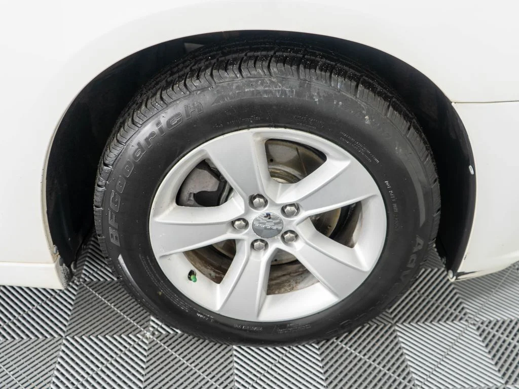 Used 2014 White Dodge SE image 29