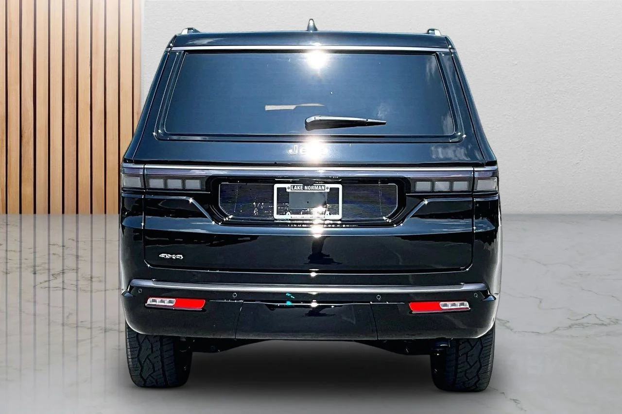 New 2026 High Gloss Black Exterior Paint Jeep Limited Reserve image 8