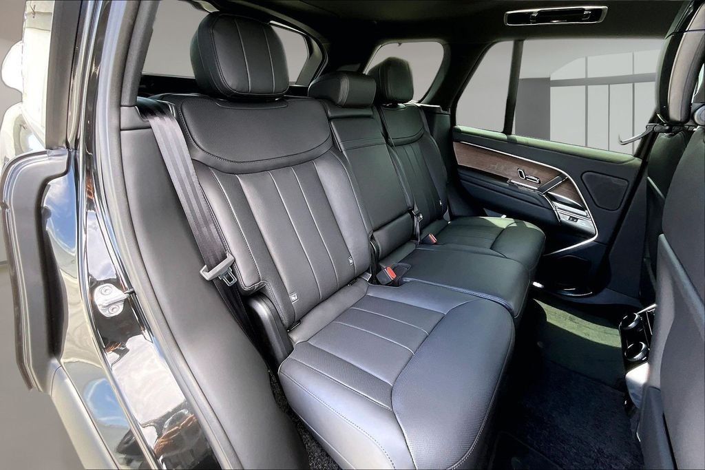 New 2026 SANTORINI BLACK Land Rover SE image 10