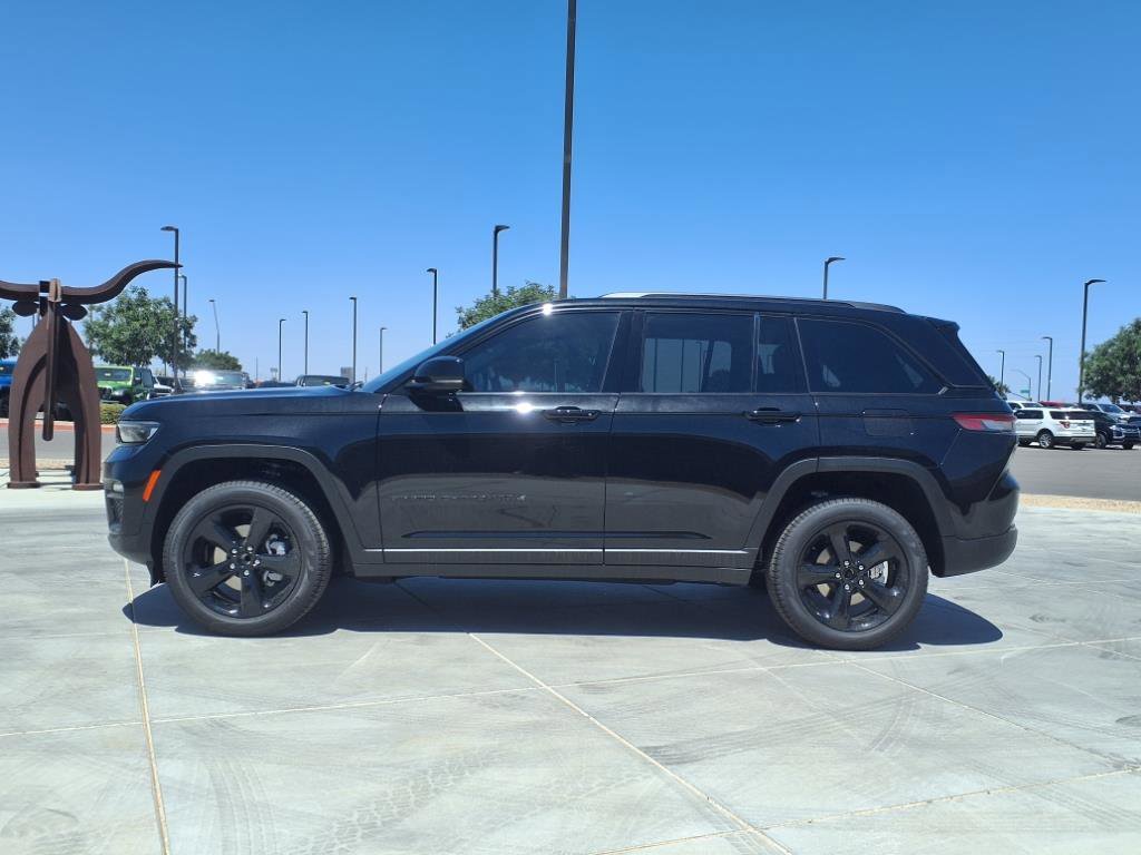 New 2025 Diamond Black Crystal Pearl-Coat Exterior Paint Jeep Limited image 3