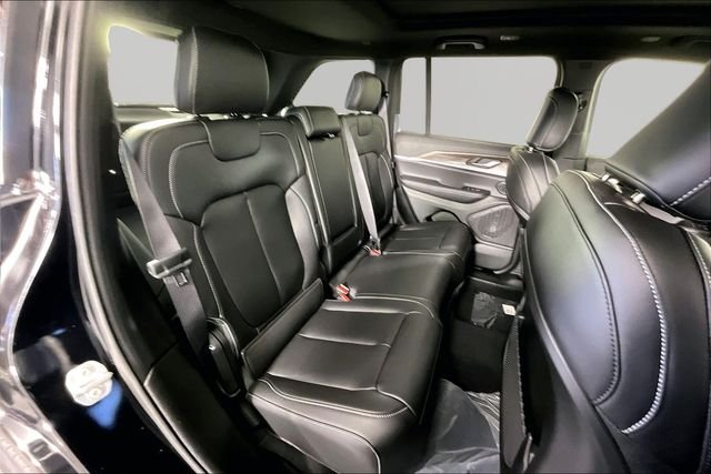 New 2026 Diamond Black Crystal Pearl-Coat Exterior Paint Jeep Limited image 11
