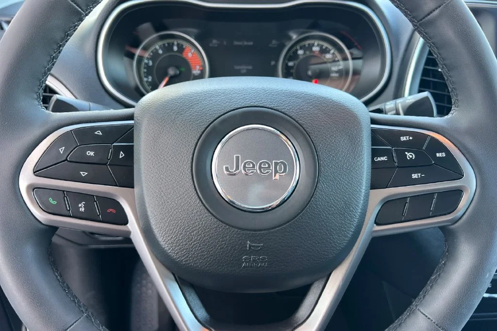 Used 2022 White Jeep Latitude Lux image 26