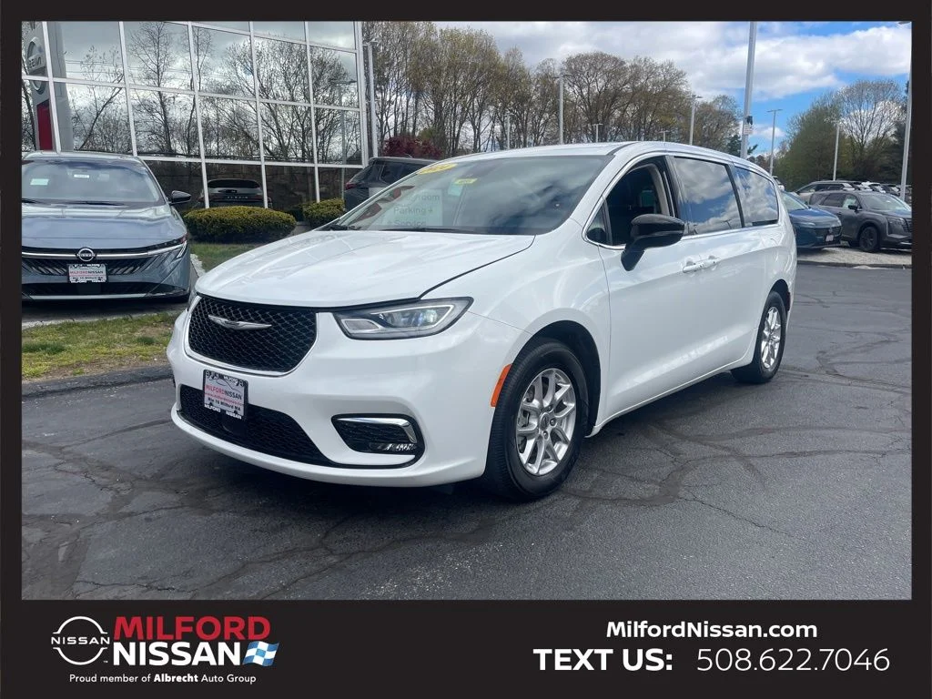 2024 Chrysler Pacifica Touring L's photo