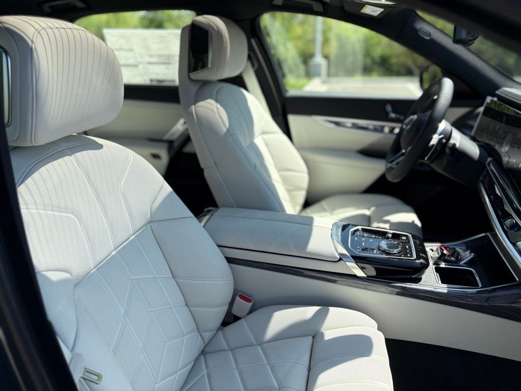 New 2025 Dravit Grey Metallic BMW 760i xDrive image 24