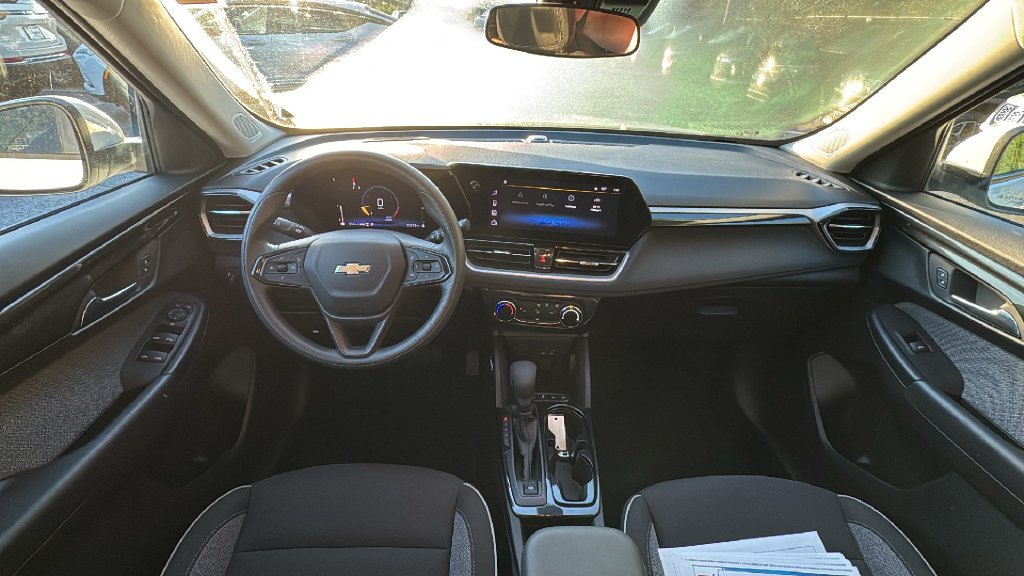 Used 2025 Summit White Chevrolet LT image 8