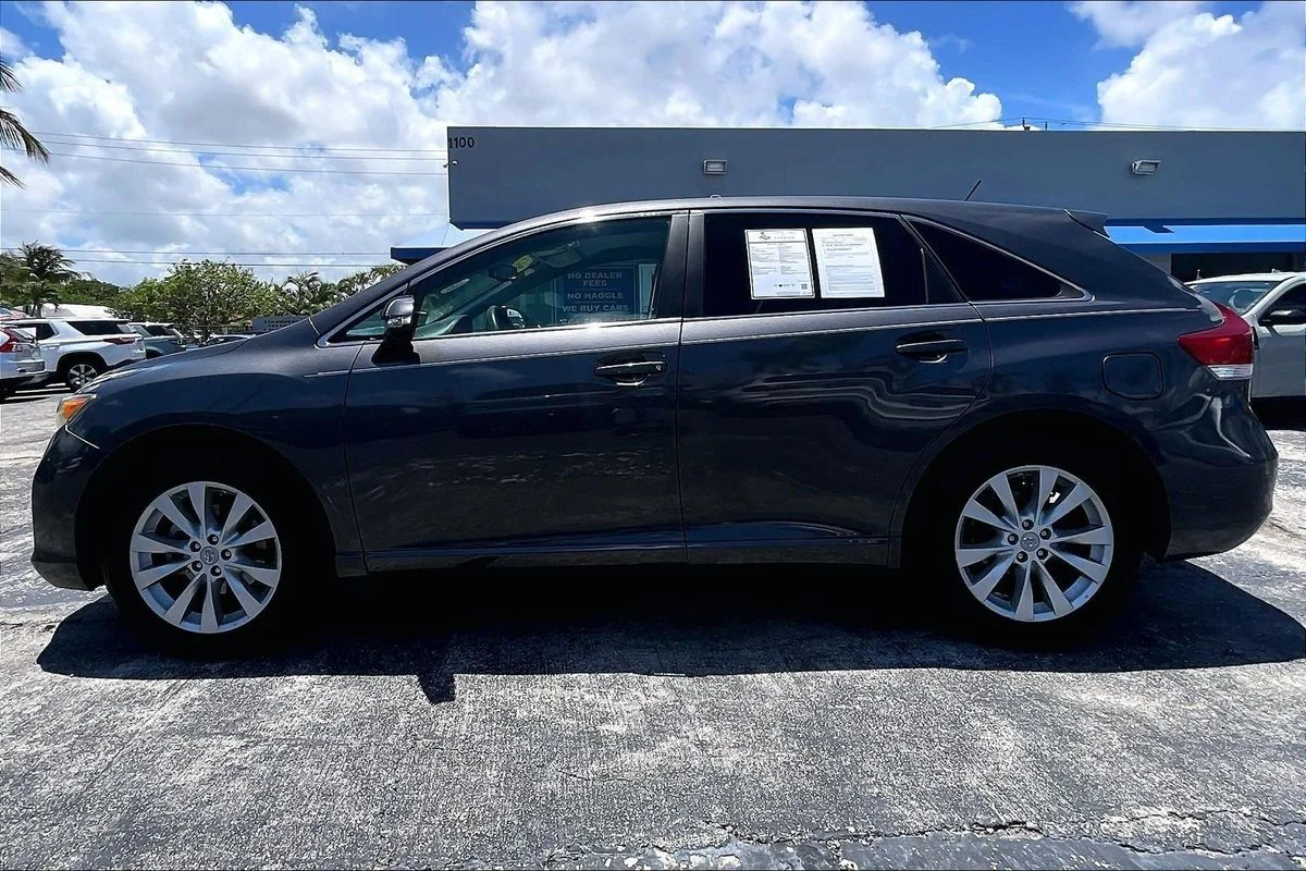 Used 2013 Gray Toyota LE image 29
