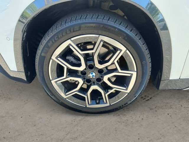 Used 2025 White BMW xDrive28i image 9