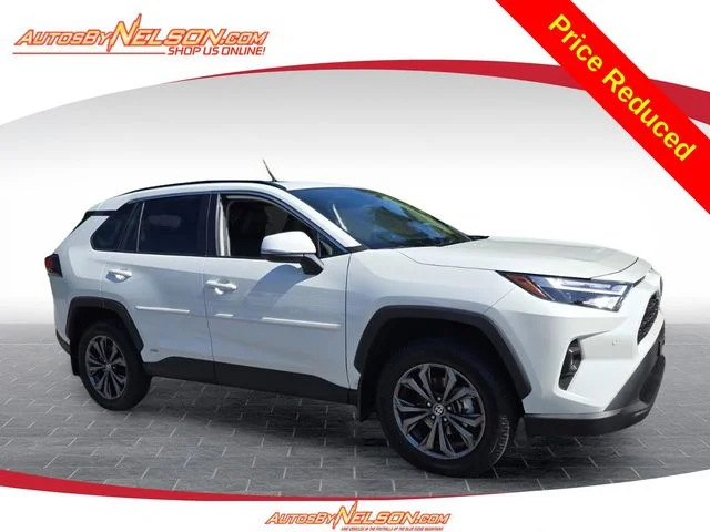 Used 2022 White Toyota XLE Premium image 1
