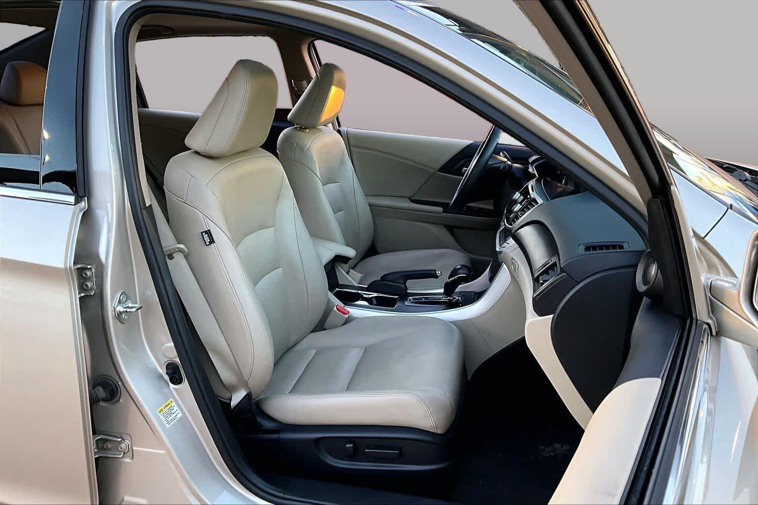 Used 2015 Champagne Frost Pearl Honda EX-L image 9