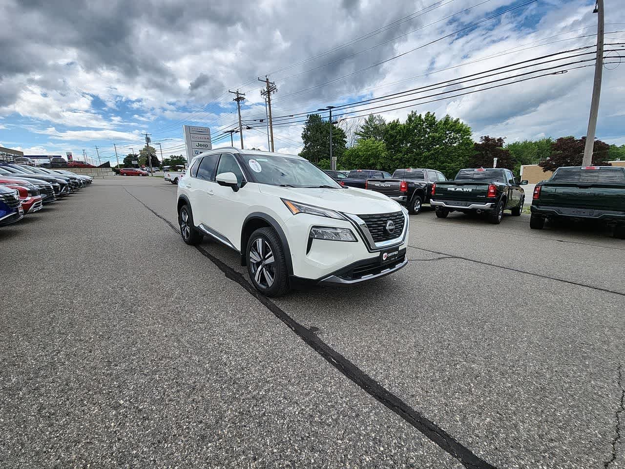 Used 2023 Pearl White Tricoat Nissan SL image 3