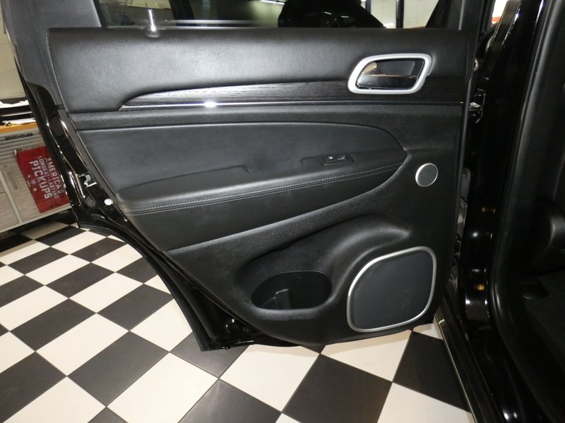Used 2020 DIAMOND BLACK CRY Jeep 4d SUV 4WD Summit V6 image 29