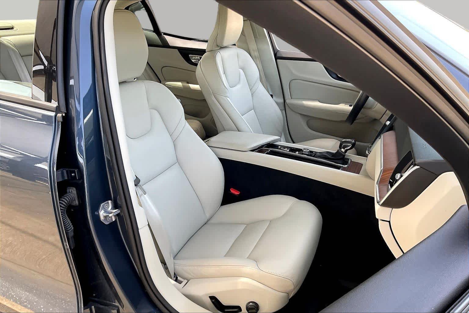 Used 2019 Denim Blue Metallic Volvo Momentum image 9