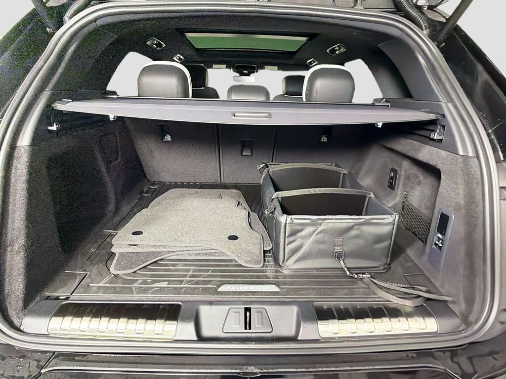 New 2026 Santorini Black Land Rover Dynamic SE image 28