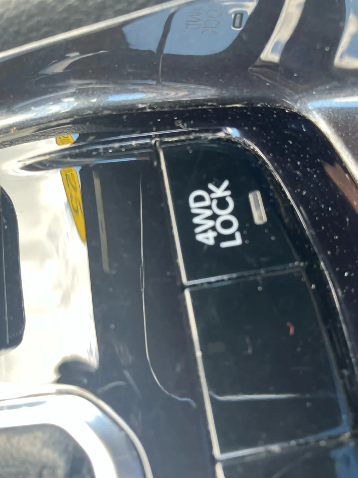 Used 2025 Diamond Black Crystal Pearlcoat Jeep Latitude image 31