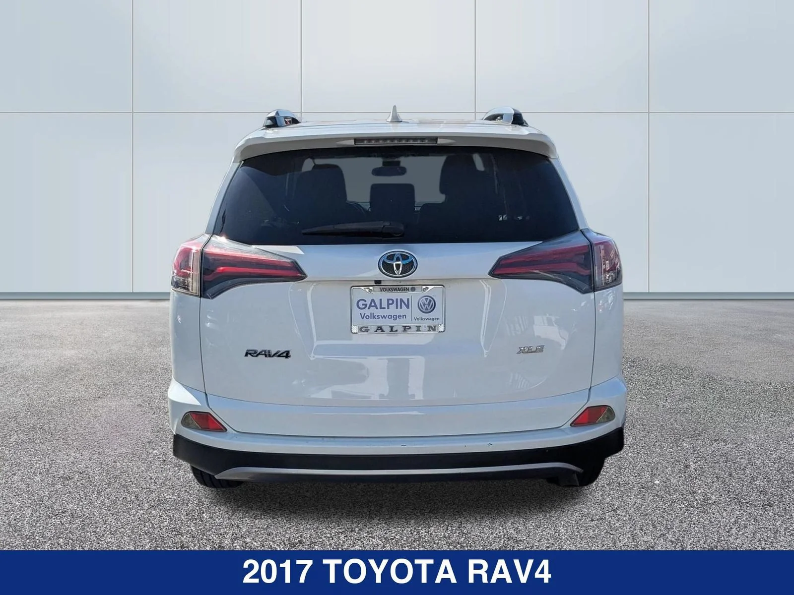 Used 2017  Toyota XLE image 4