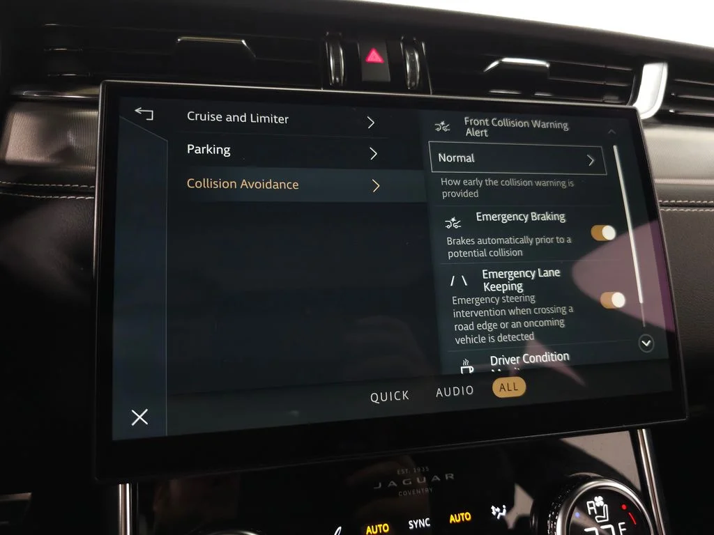 Used 2022  Jaguar R-Dynamic SE image 28