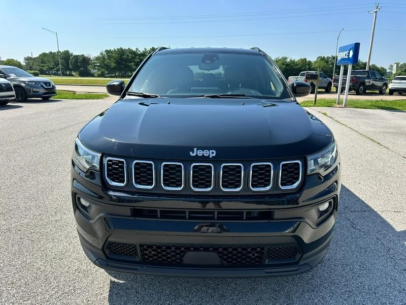 Used 2024 Diamond Black Crystal Pearlcoat Jeep Latitude 4x4 image 9