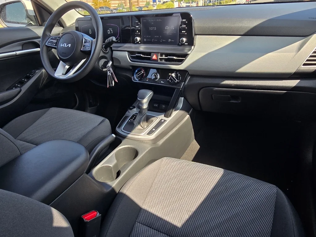 Used 2026 Snow White Pearl Kia LX image 28