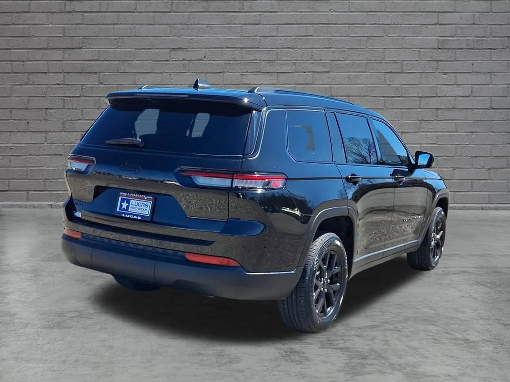 Used 2024 Diamond Black Crystal Pearlcoat Jeep Altitude image 11