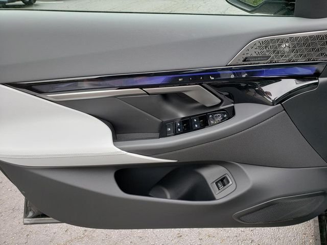 New 2027 Black Sapphire Metallic BMW 550e xDrive image 11