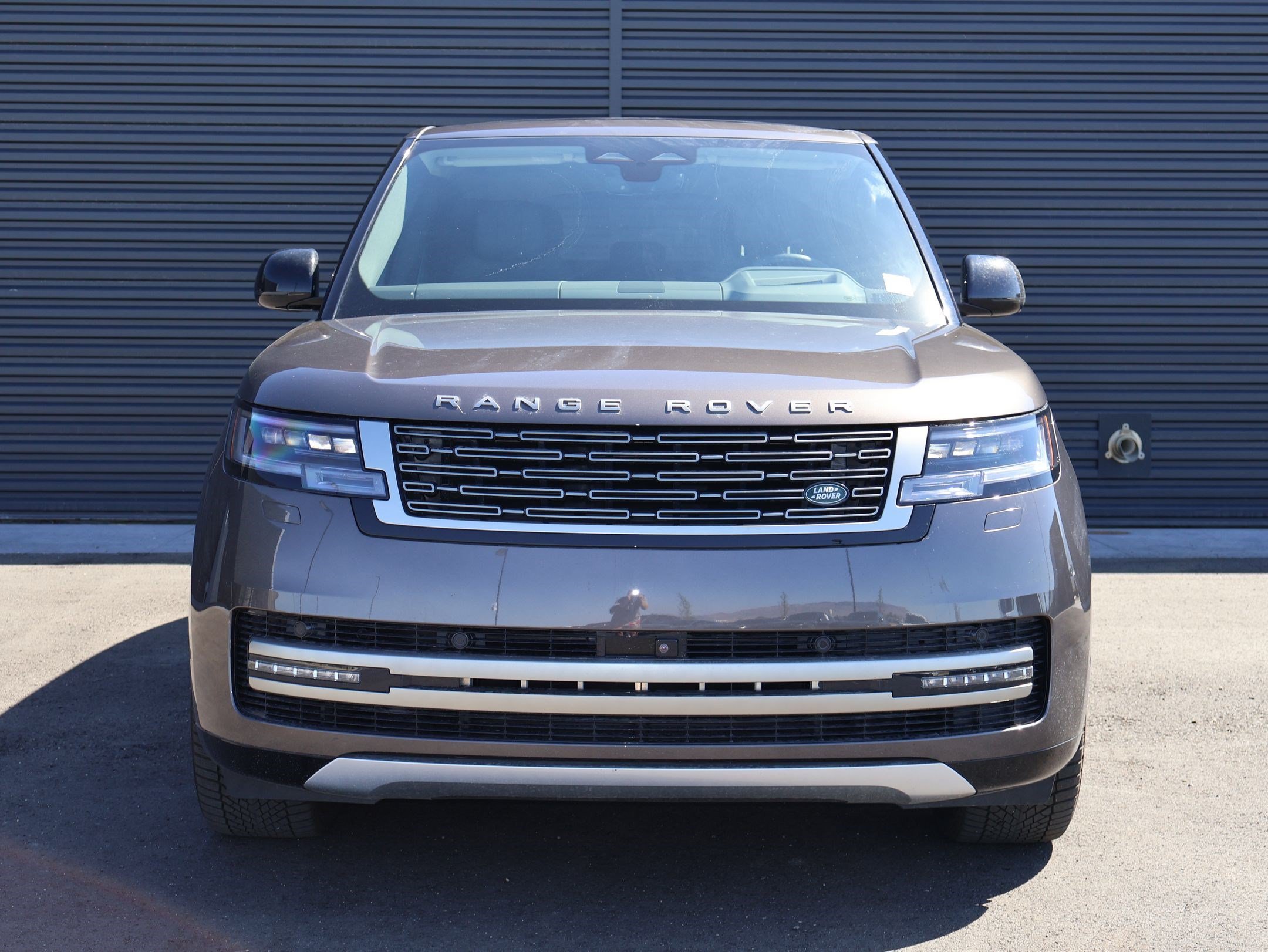 Used 2025 Eiger Grey Metallic Land Rover SE image 7