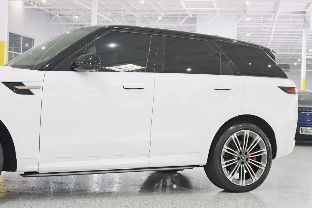 Used 2024  Land Rover Dynamic SE image 4
