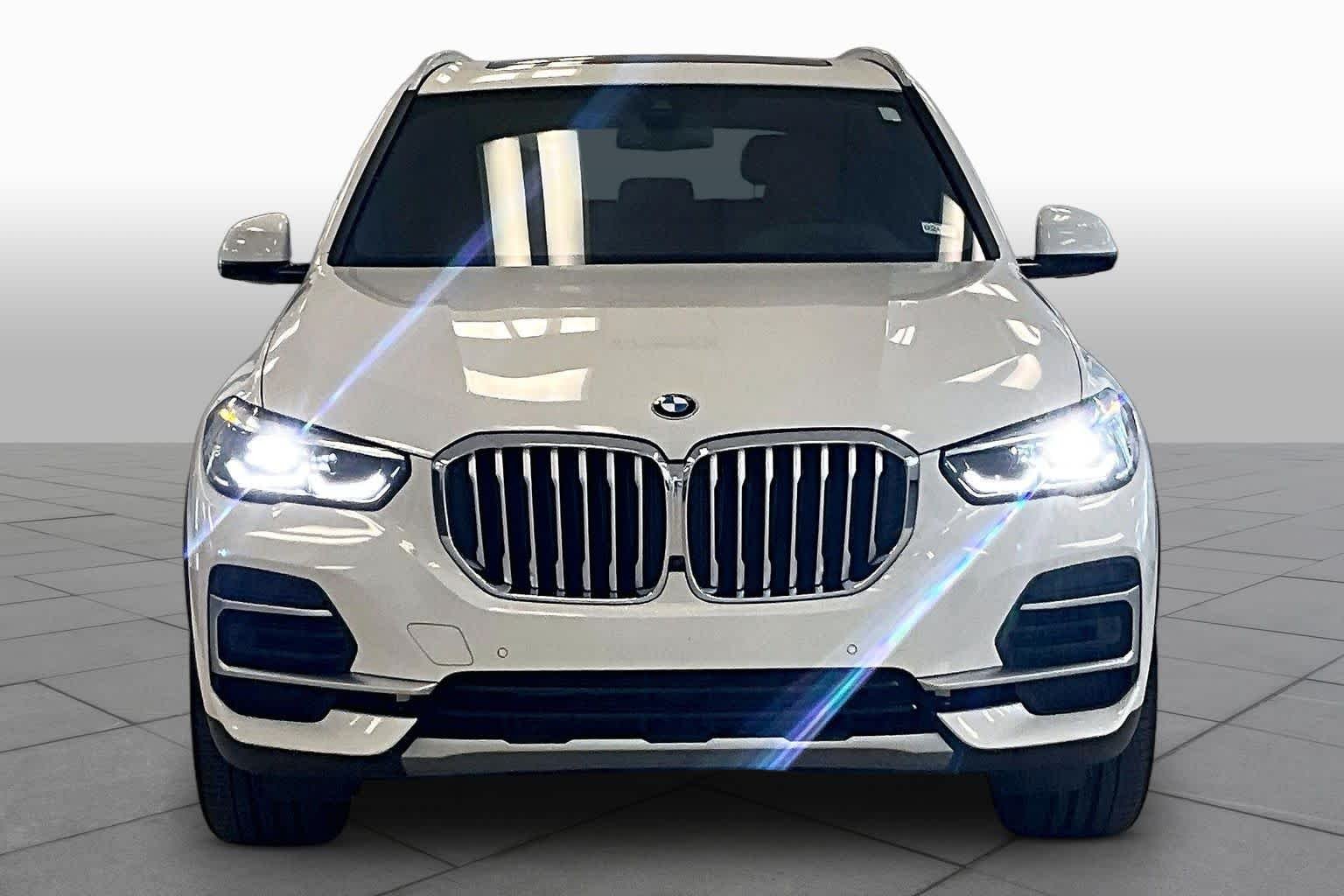 Used 2023 Alpine White BMW sDrive40i image 3