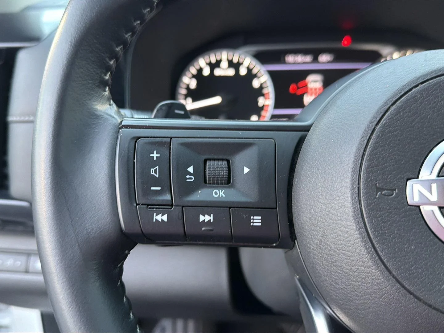 2025 Nissan Pathfinder SV - Photo 22