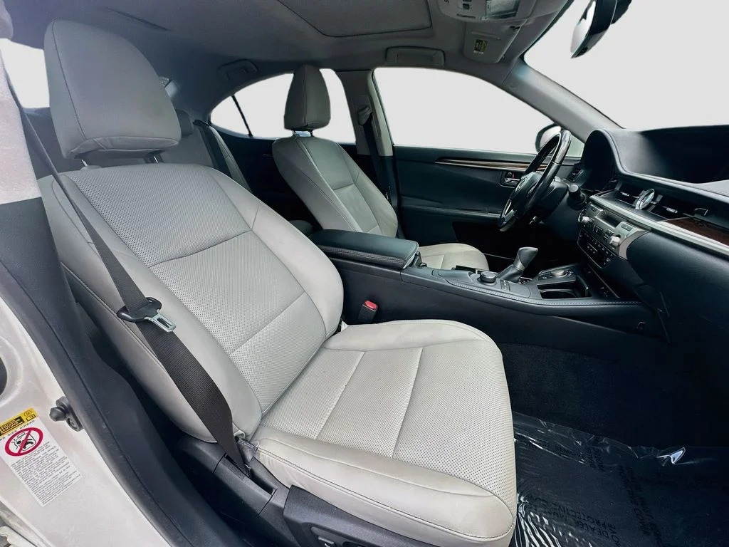 Used 2016 White Lexus 350 image 29