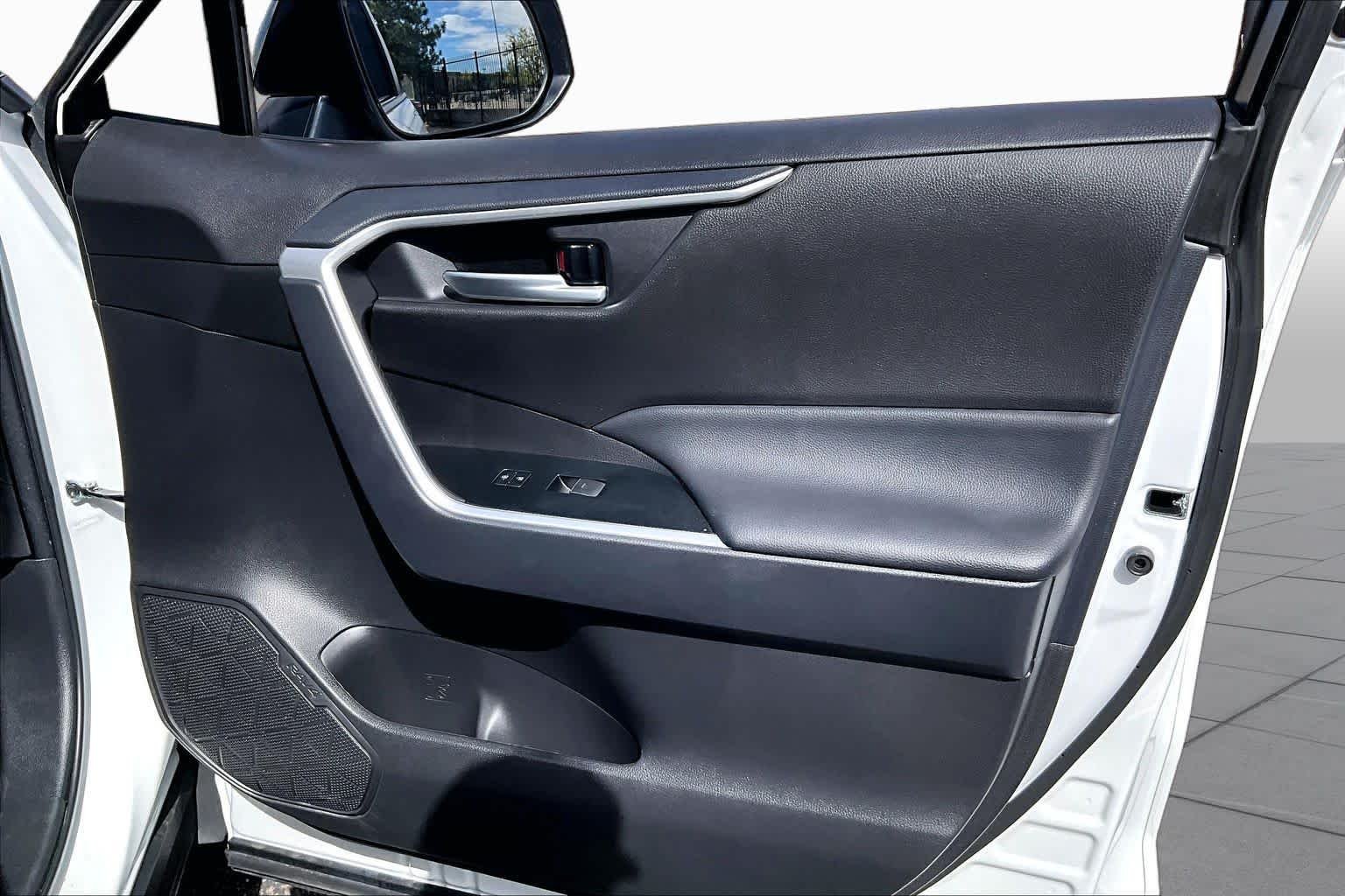 Used 2025 Ice Cap/Midnight Black Metallic Toyota Hybrid Woodland image 20