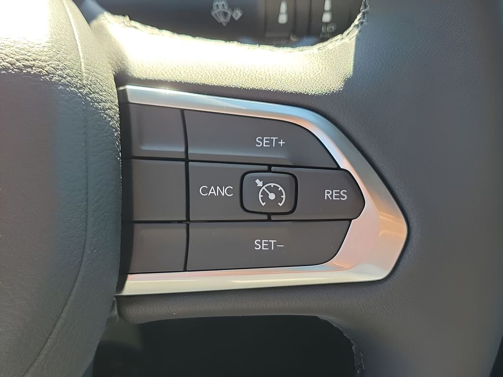 New 2026 Bright White Clear-Coat Exterior Paint Jeep Latitude image 35