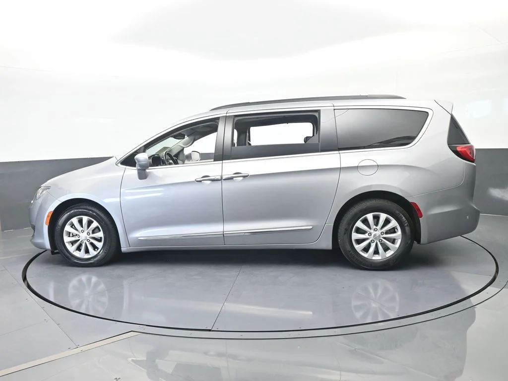 Used 2017 Billet Silver Metallic Clearcoat Chrysler Touring L image 3