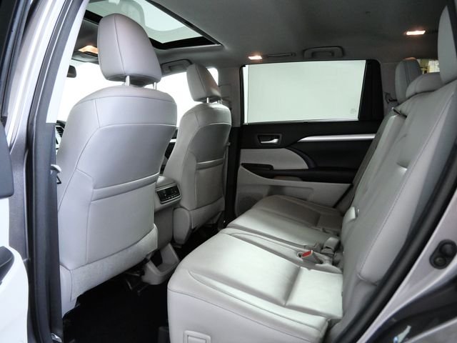 Used 2015 Gray Toyota XLE V6 image 12