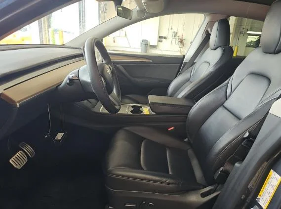 Used 2023  Tesla Performance image 4