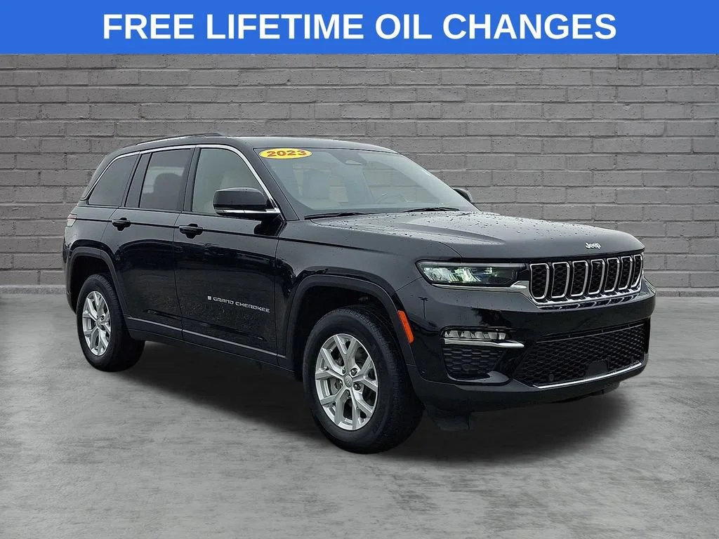 Used 2023 Diamond Black Crystal Pearlcoat Jeep Limited image 1