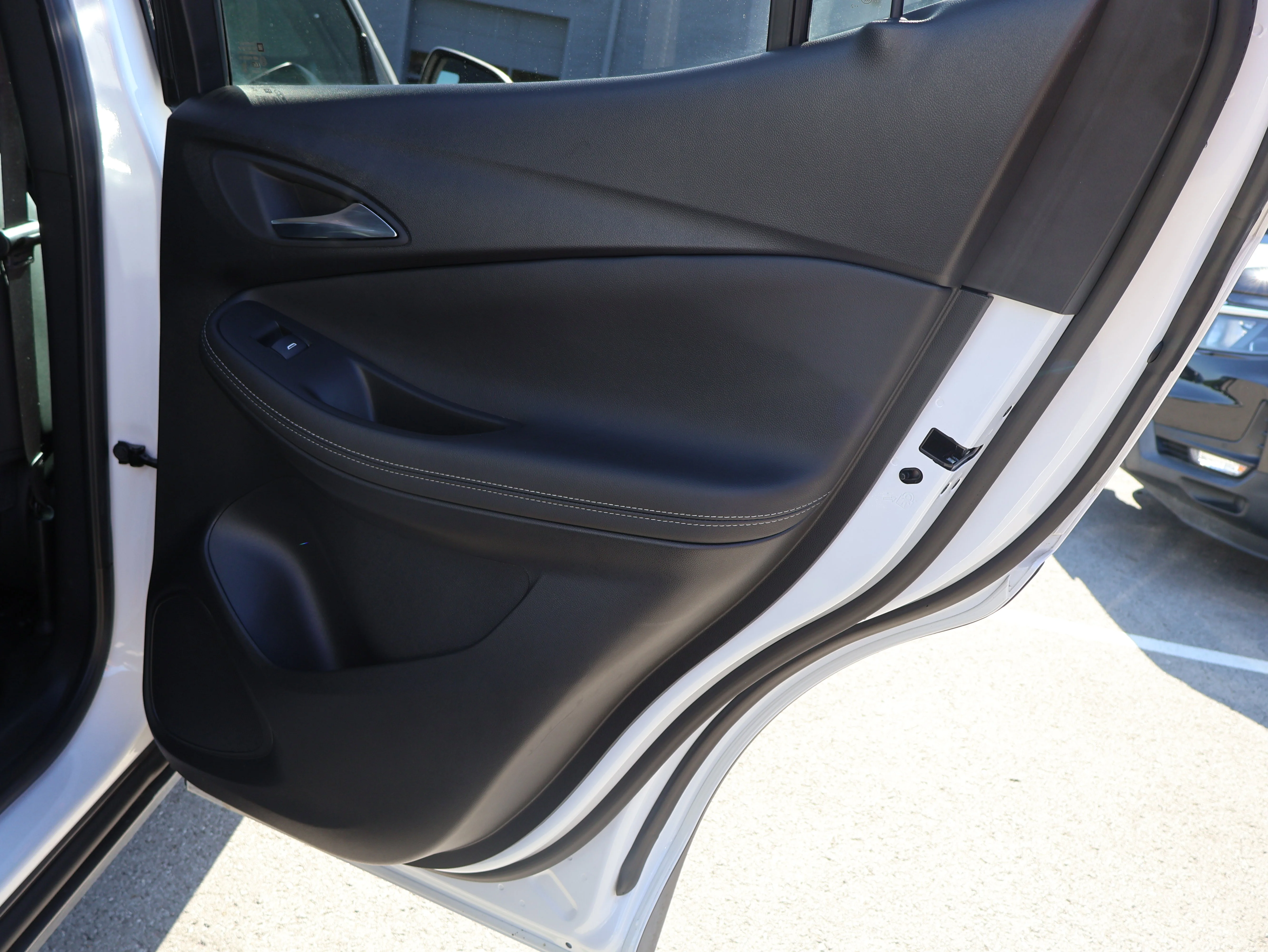 Used 2023 White Frost Tricoat Buick Essence image 14