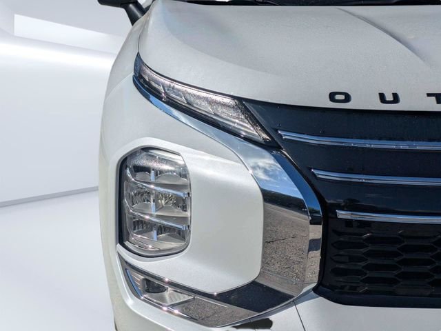 Used 2025 White Mitsubishi SE image 9