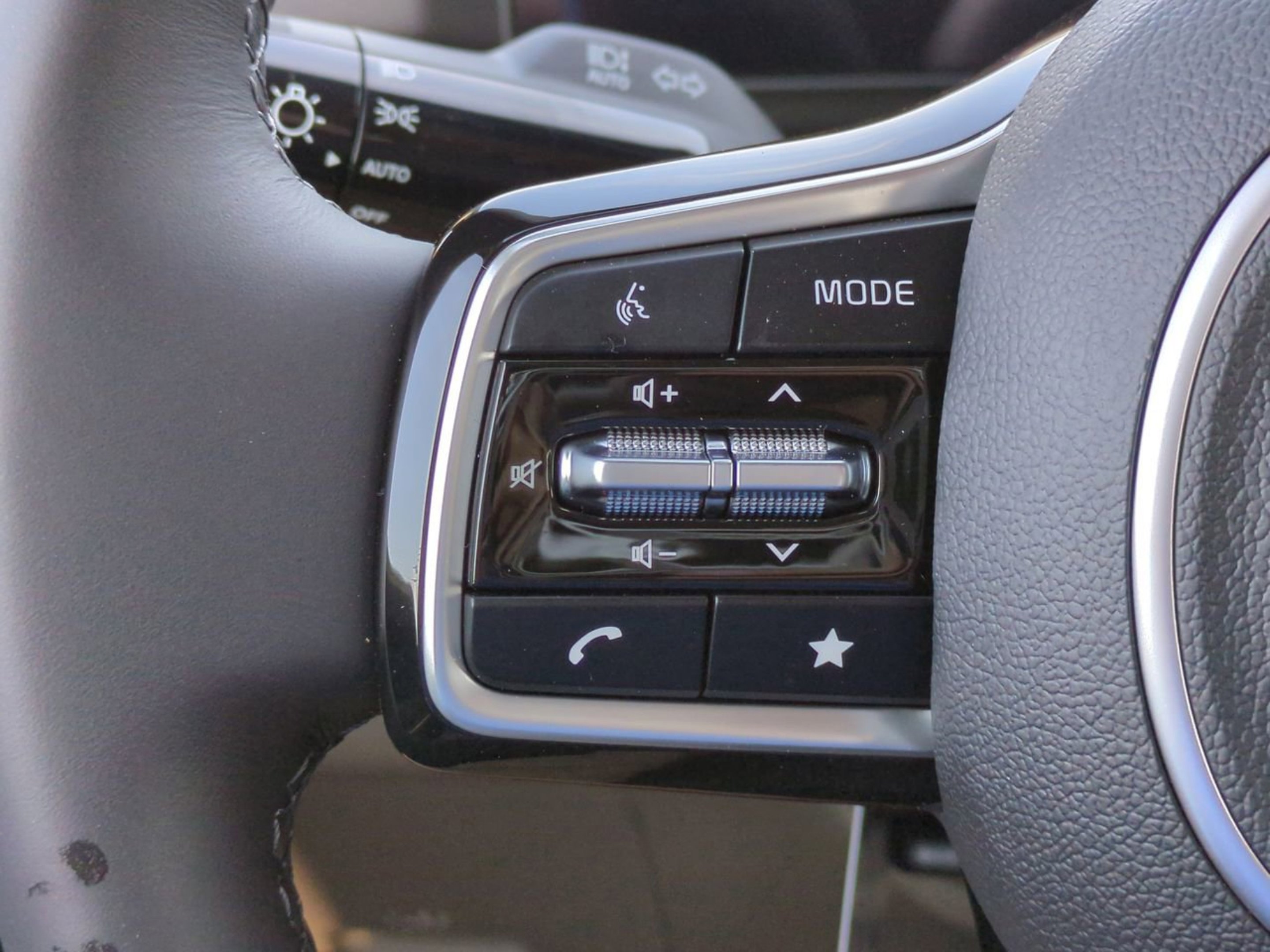 New 2026 Snow White Pearl Kia LXS image 29
