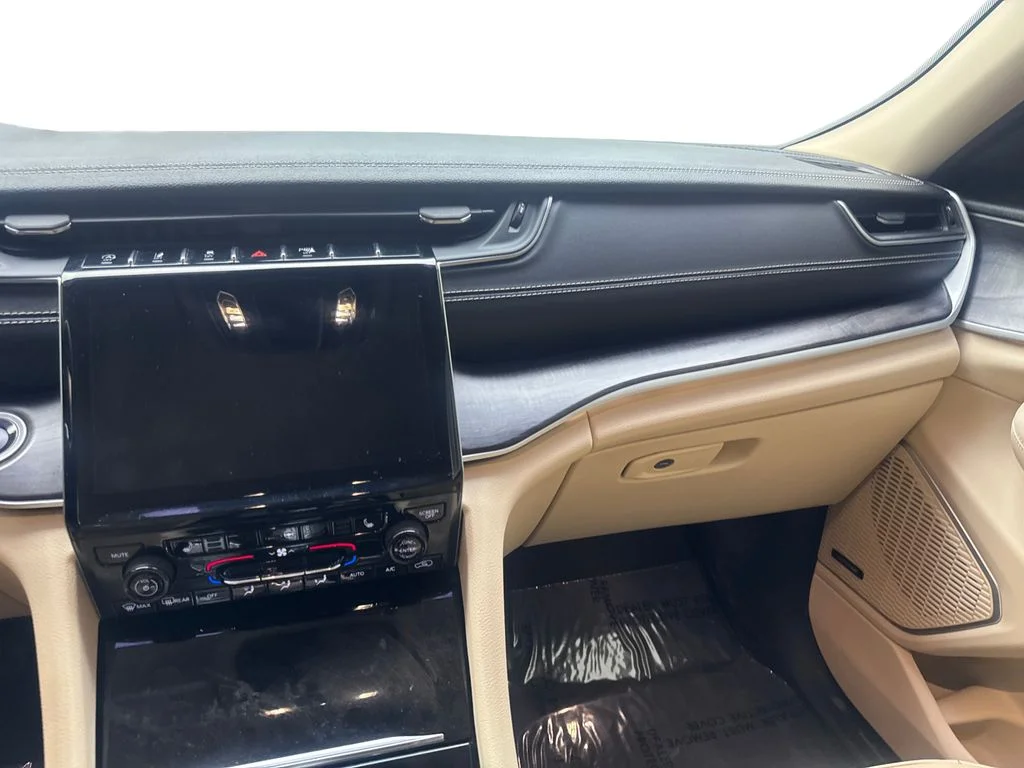 Used 2022 Silver Jeep Limited image 60