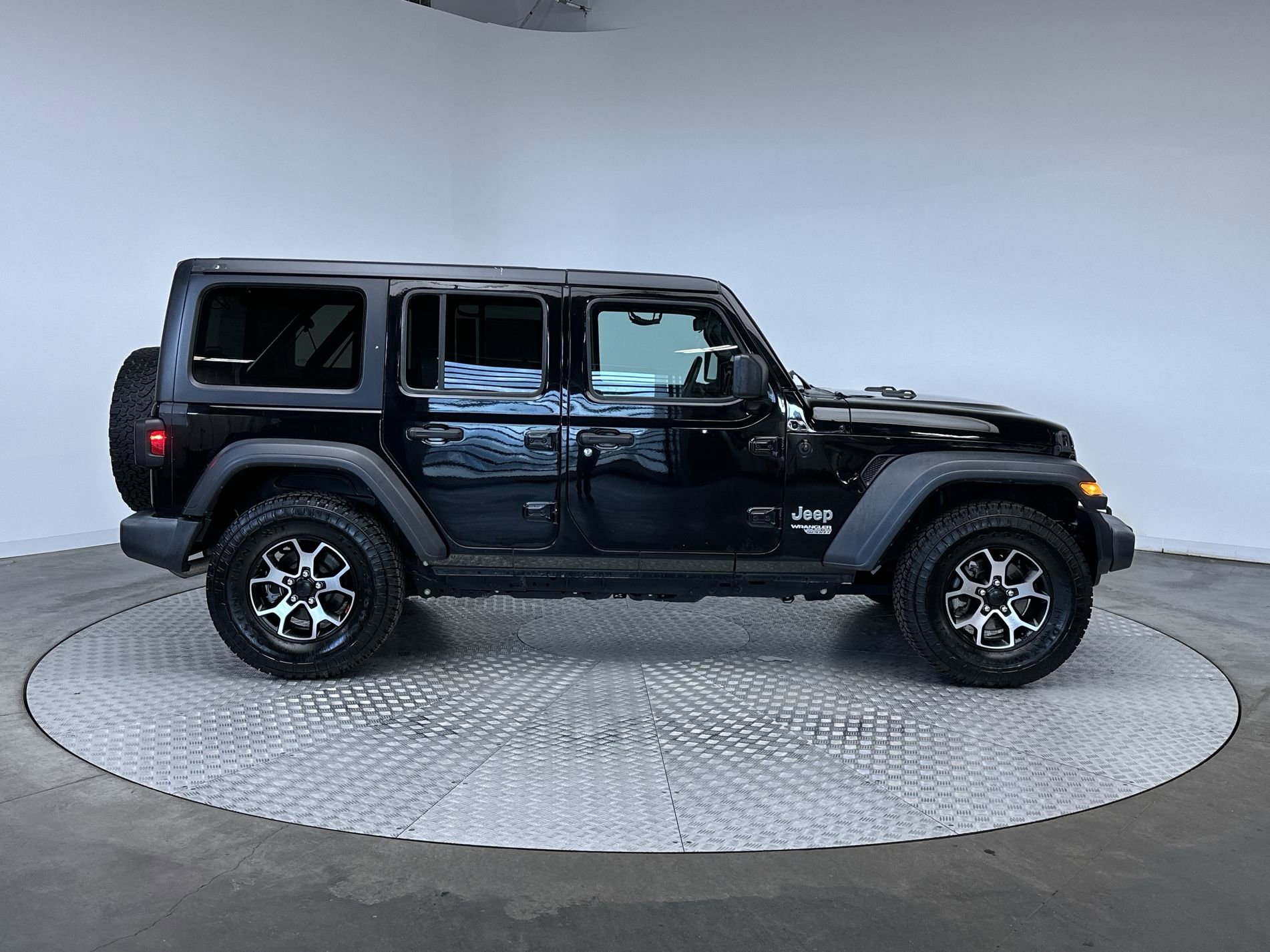 Used 2019 Black Clearcoat Jeep Sport S image 10