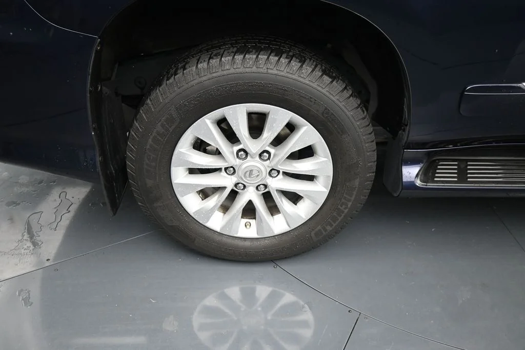 Used 2017  Lexus 460 image 10
