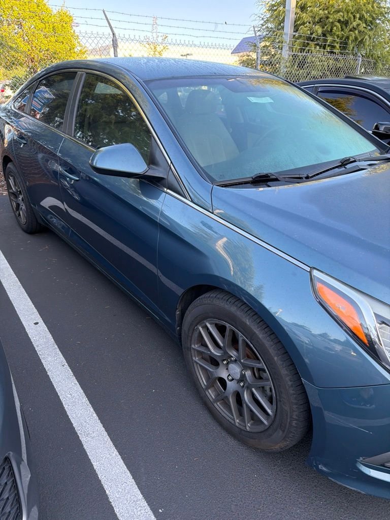 Used 2016 Blue Hyundai SE image 3