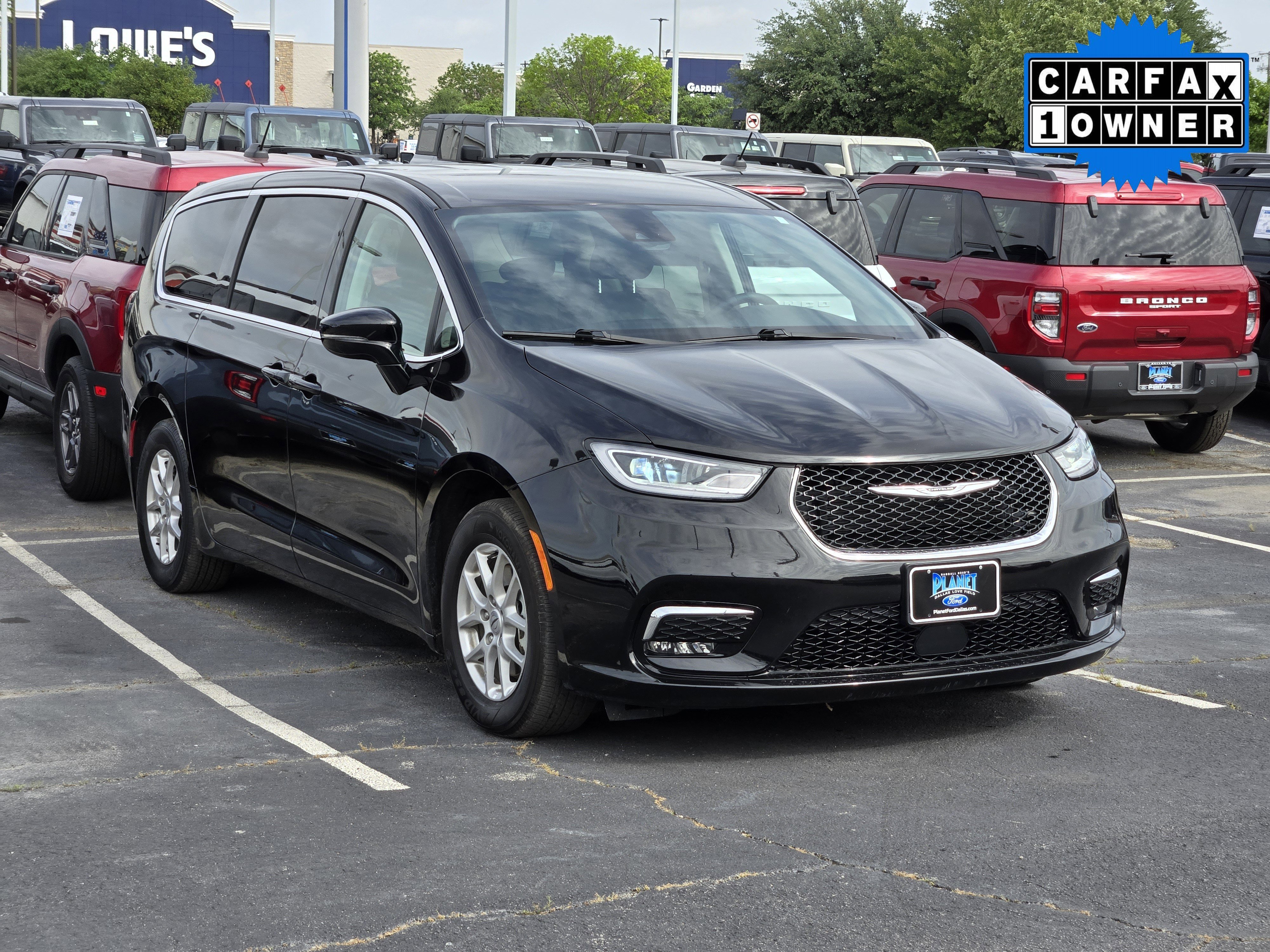 Used 2024 Diamond Black Chrysler Touring L image 3